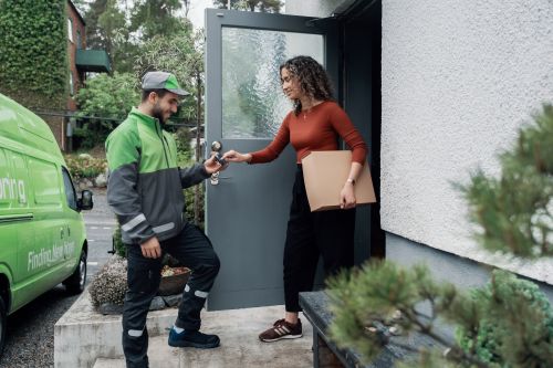 Bringbud leverer pakke på døren hos mottaker