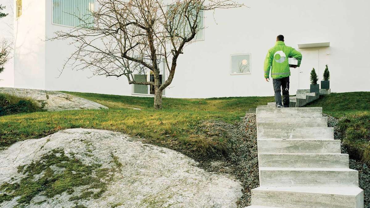 A Bring driver delivering a parcel