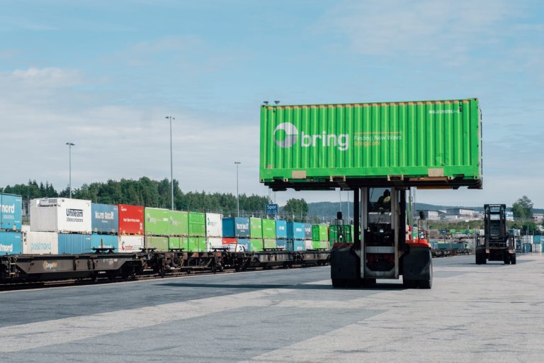 Container som fraktes med en stor truck
