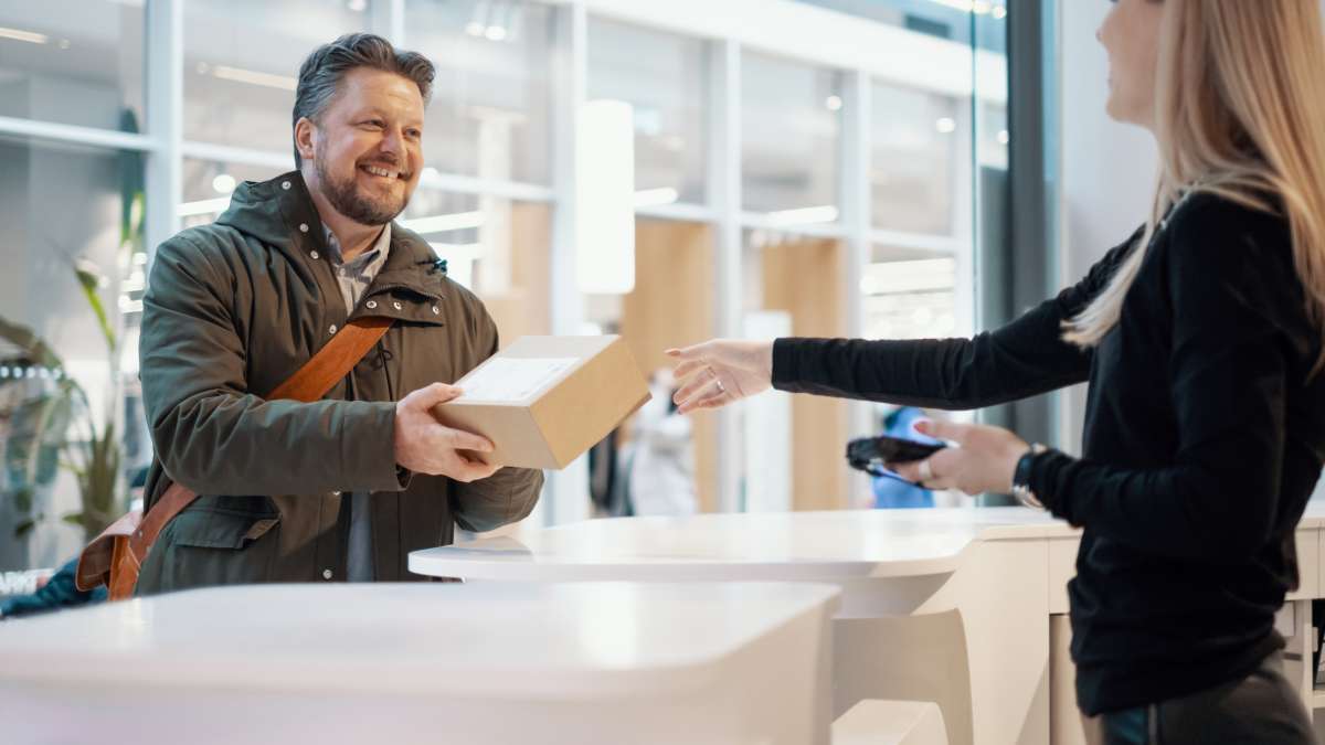 Man henter pakke på hentested i kjøpesenter.