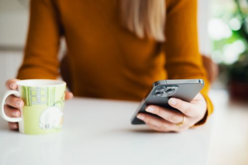 dame med mobil i hånden