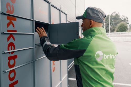 En Bring-sjåfør leverer en pakke i en pakkeboks