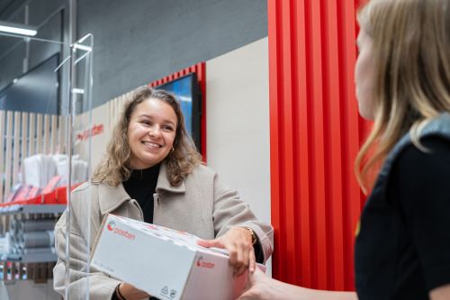 En kunde henter en pakke fra et henstested