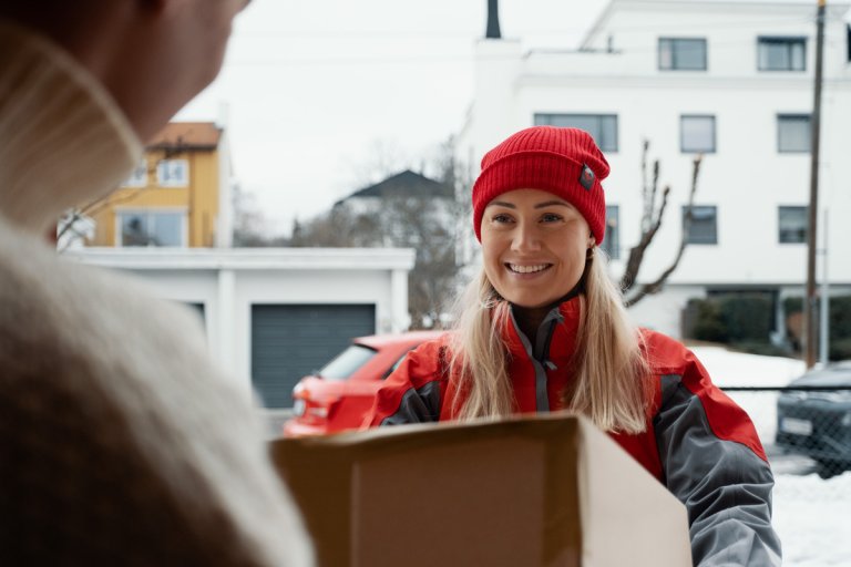 Postbud holder en stor pakke