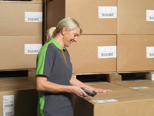 Bringansatt scanner pakker på terminal.