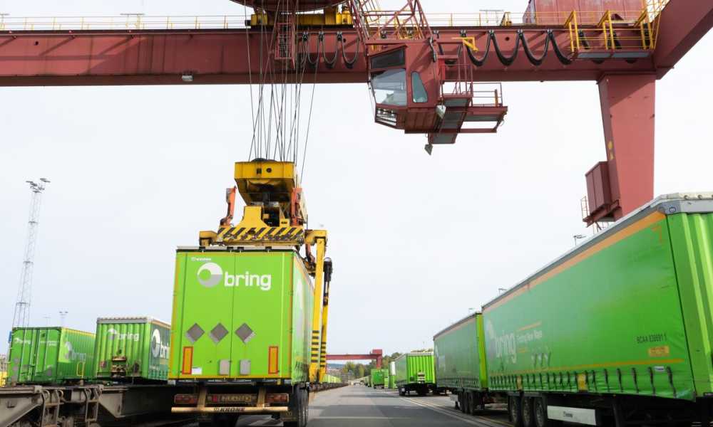 En containerkran som skal løfte en Bring-container